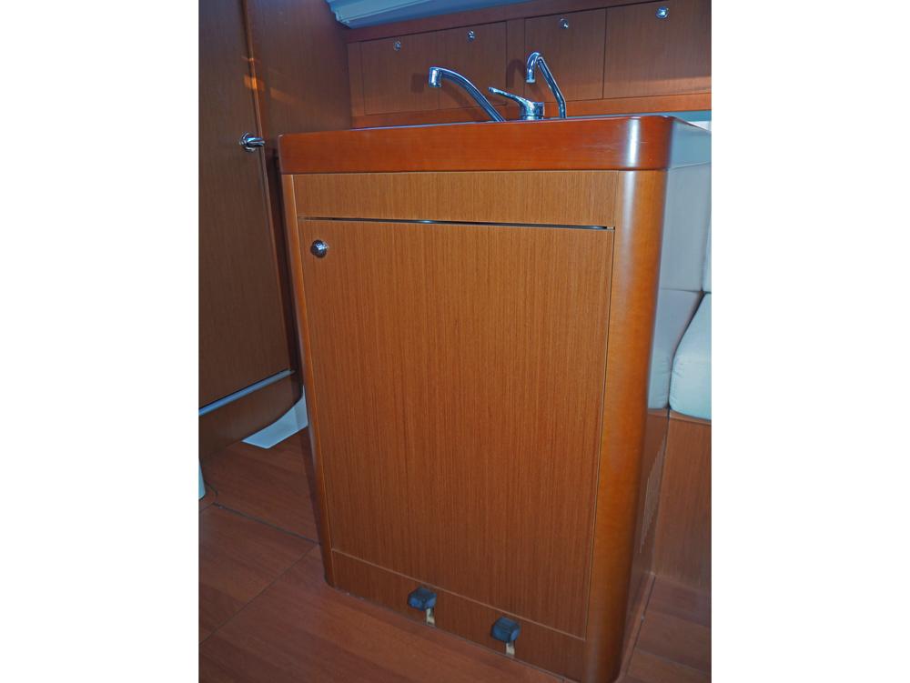 Saloon, Accommodation